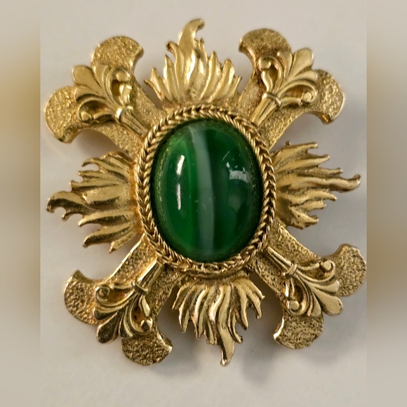 Vintage Accessocraft NYC Gold Tone Green Maltese Cross Brooch pendant estate - Picture 2 of 12